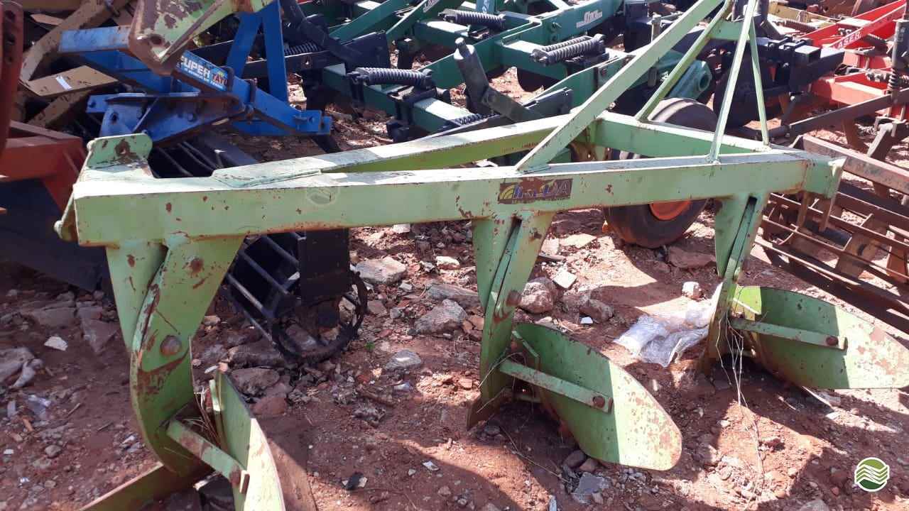 IMPLEMENTOS AGRICOLAS ARADO ARADO DE AIVECA Tratorama Máquinas e Implementos UMUARAMA PARANÁ PR