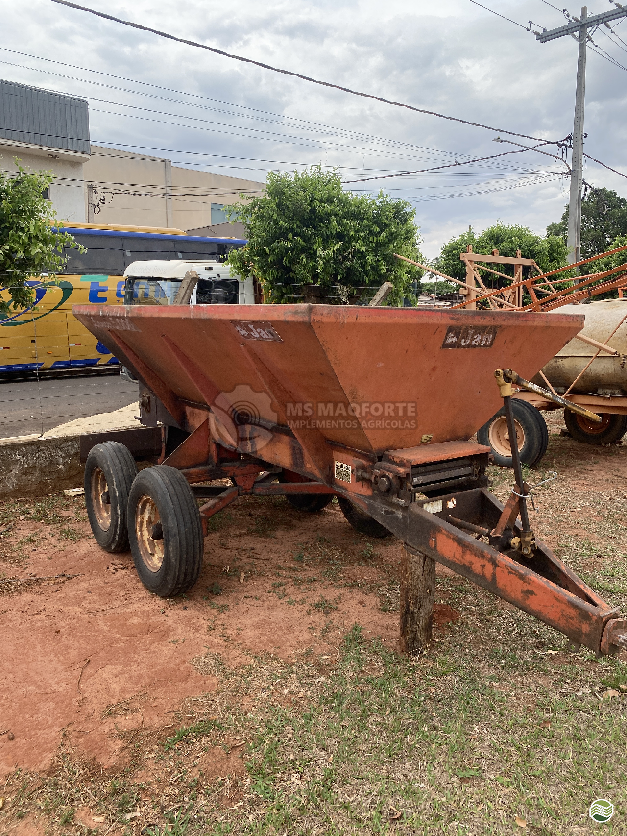 IMPLEMENTOS AGRICOLAS DISTRIBUIDOR CALCÁRIO 5000 Kg MS Maqforte Implementos Agrícolas NOVA ANDRADINA MATO GROSSO DO SUL MS