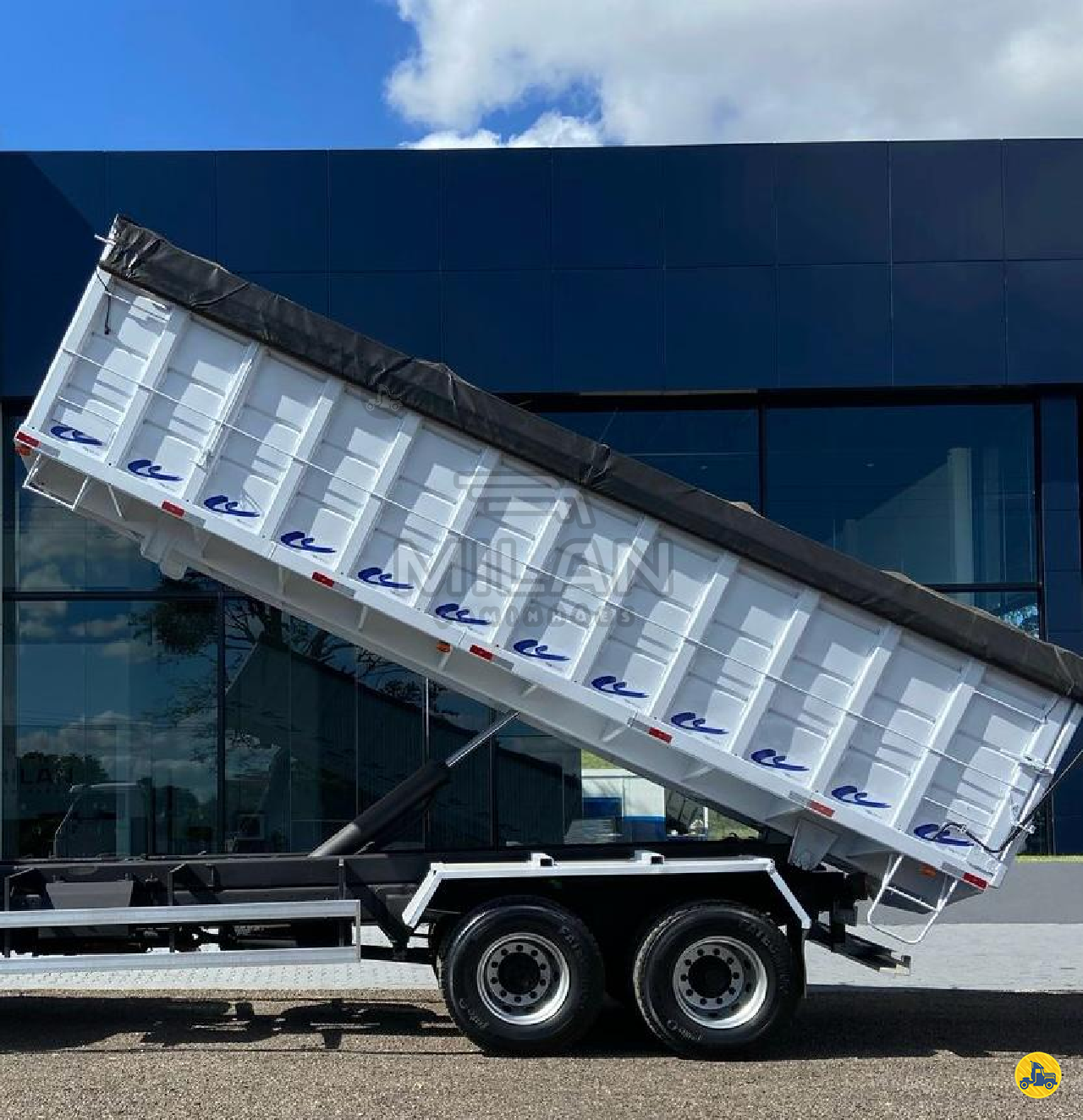 CARROCERIA SOBRE CHASSI  TRUCK BASCULANTE Milan Caminhões SARANDI RIO GRANDE DO SUL RS