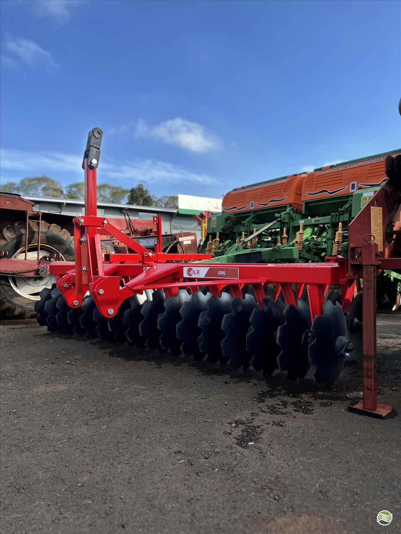 IMPLEMENTOS AGRICOLAS GRADE NIVELADORA NIVELADORA 52 DISCOS Simapar Máquinas Agrícolas IJUI RIO GRANDE DO SUL RS