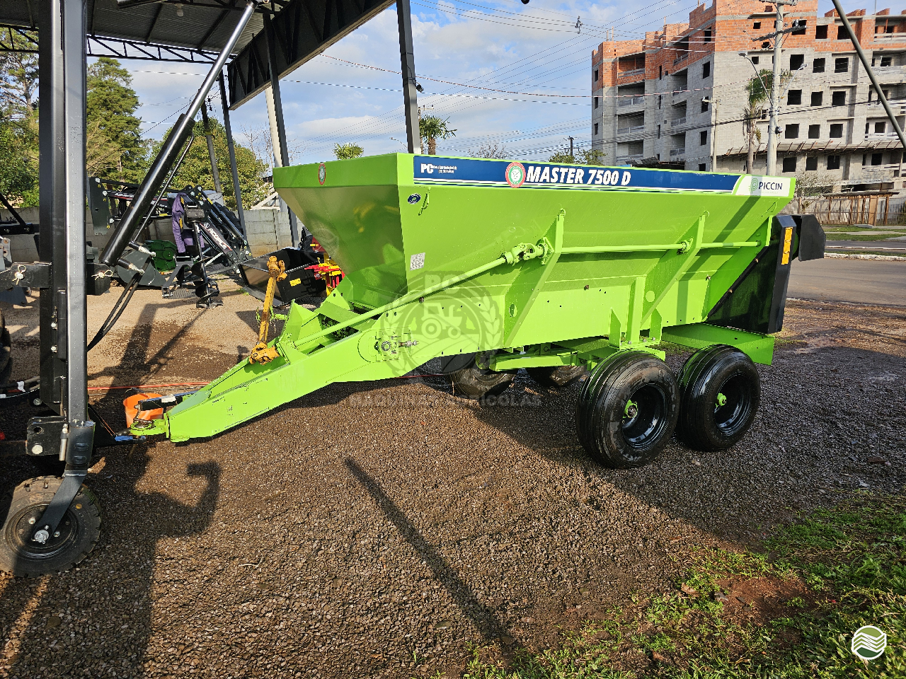 IMPLEMENTOS AGRICOLAS DISTRIBUIDOR CALCÁRIO 7500 Kg PC Máquinas Agrícolas SANTIAGO RIO GRANDE DO SUL RS