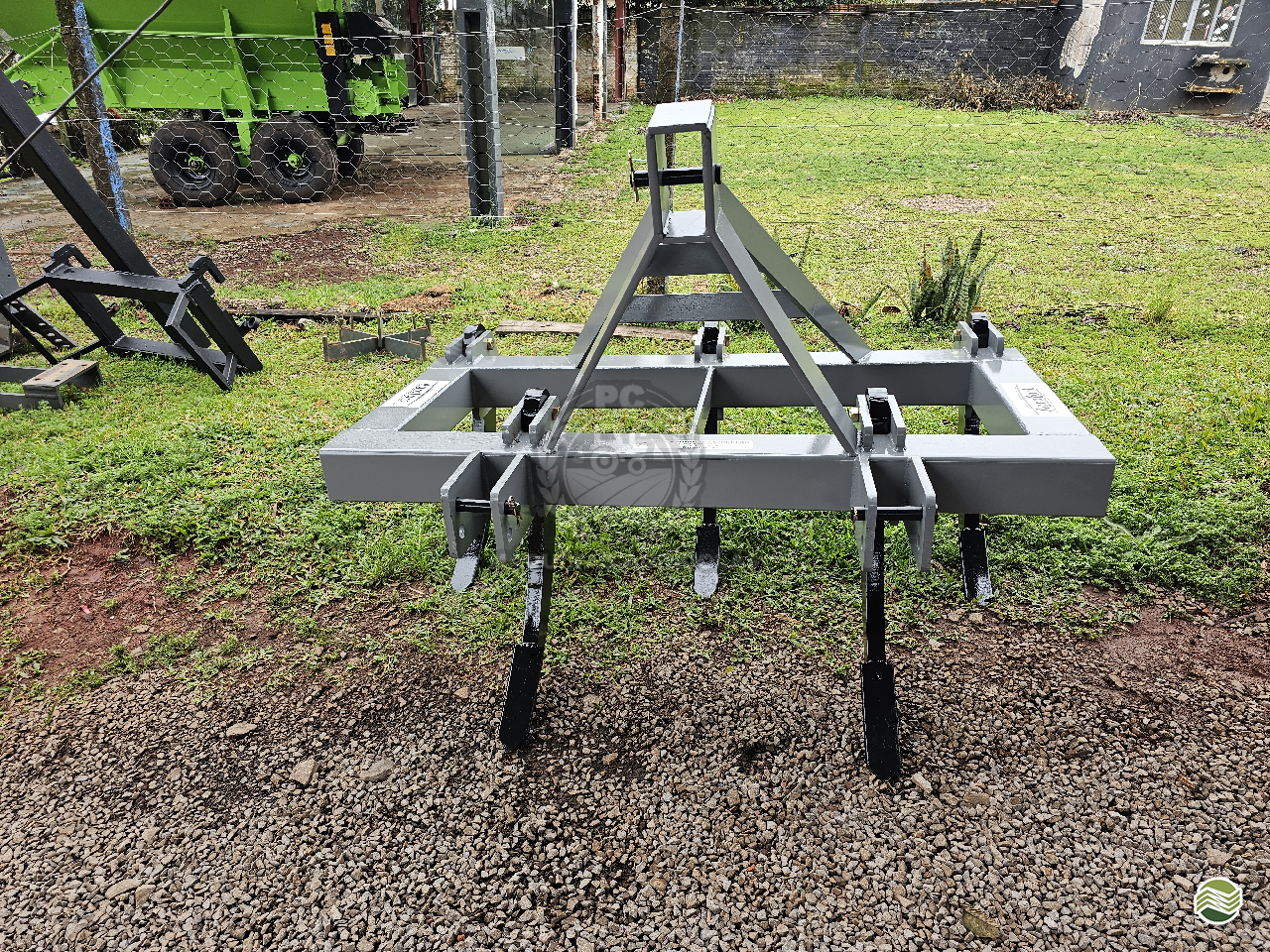 IMPLEMENTOS AGRICOLAS SUBSOLADOR 5 HASTES PC Máquinas Agrícolas SANTIAGO RIO GRANDE DO SUL RS