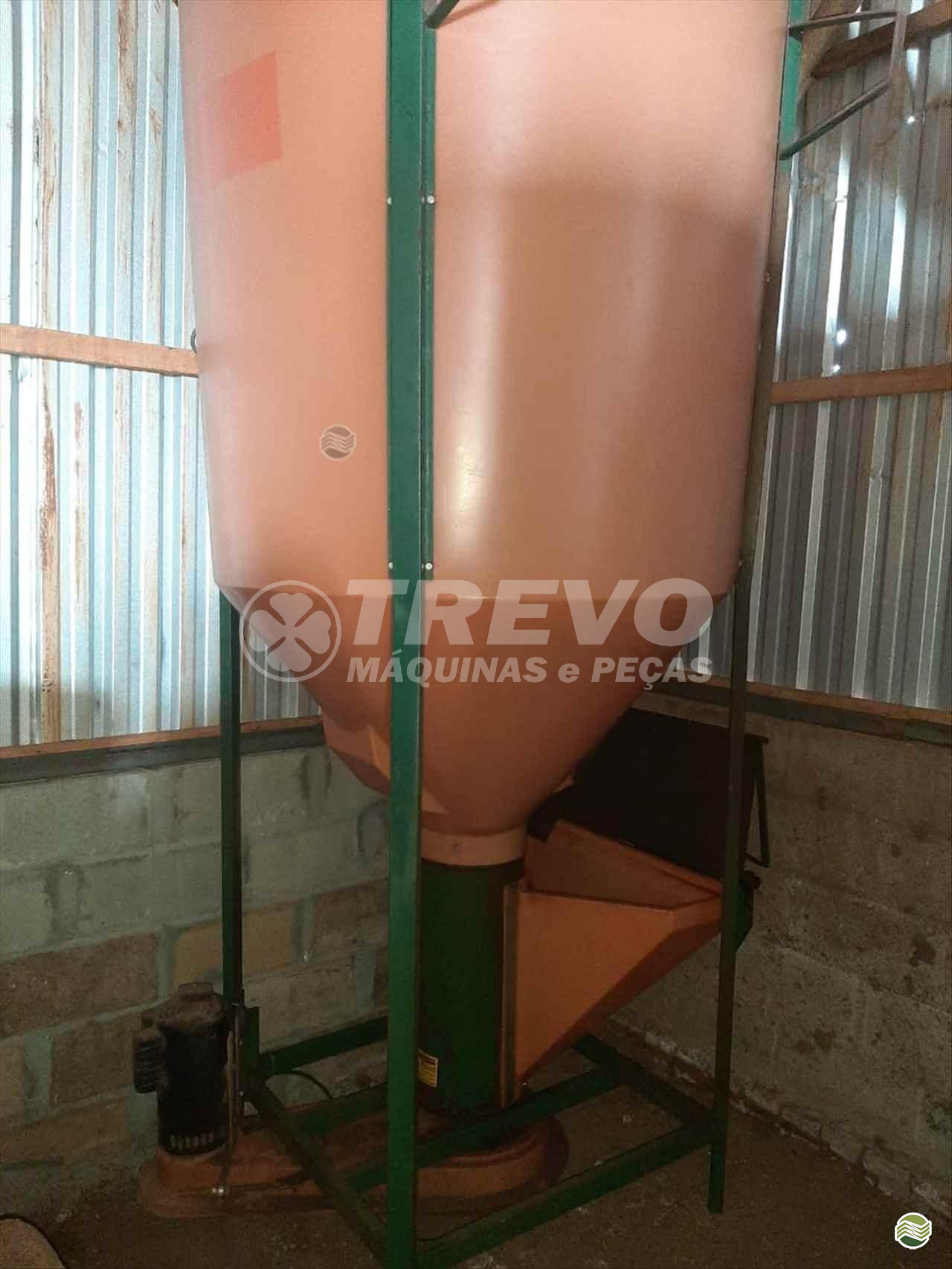 EQUIPAMENTOS PECUÁRIA MISTURADOR DE RAÇÃO Trevo Máquinas e Peças - Kuhn TENENTE PORTELA RIO GRANDE DO SUL RS