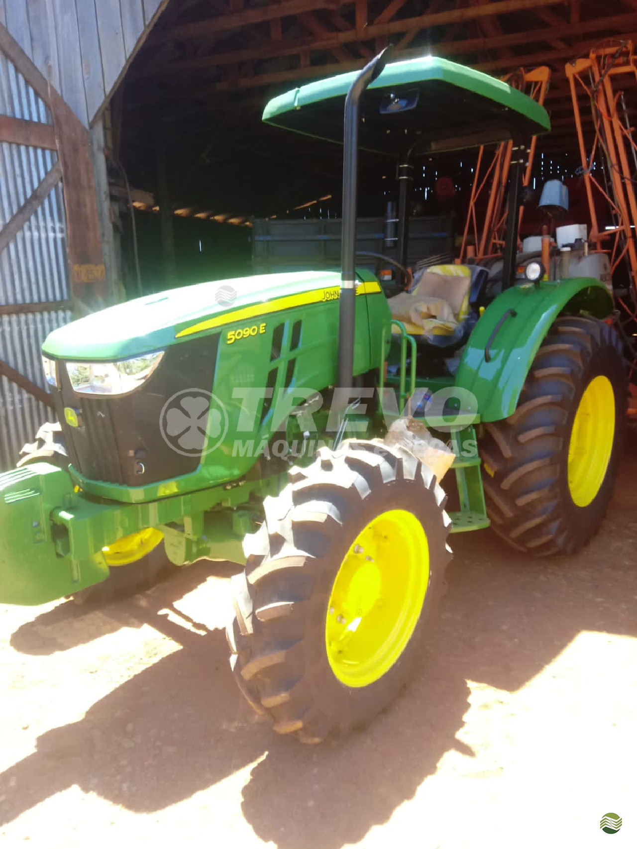 TRATOR JOHN DEERE JOHN DEERE 5090E Tração 4x4 Trevo Máquinas e Peças - Kuhn TENENTE PORTELA RIO GRANDE DO SUL RS
