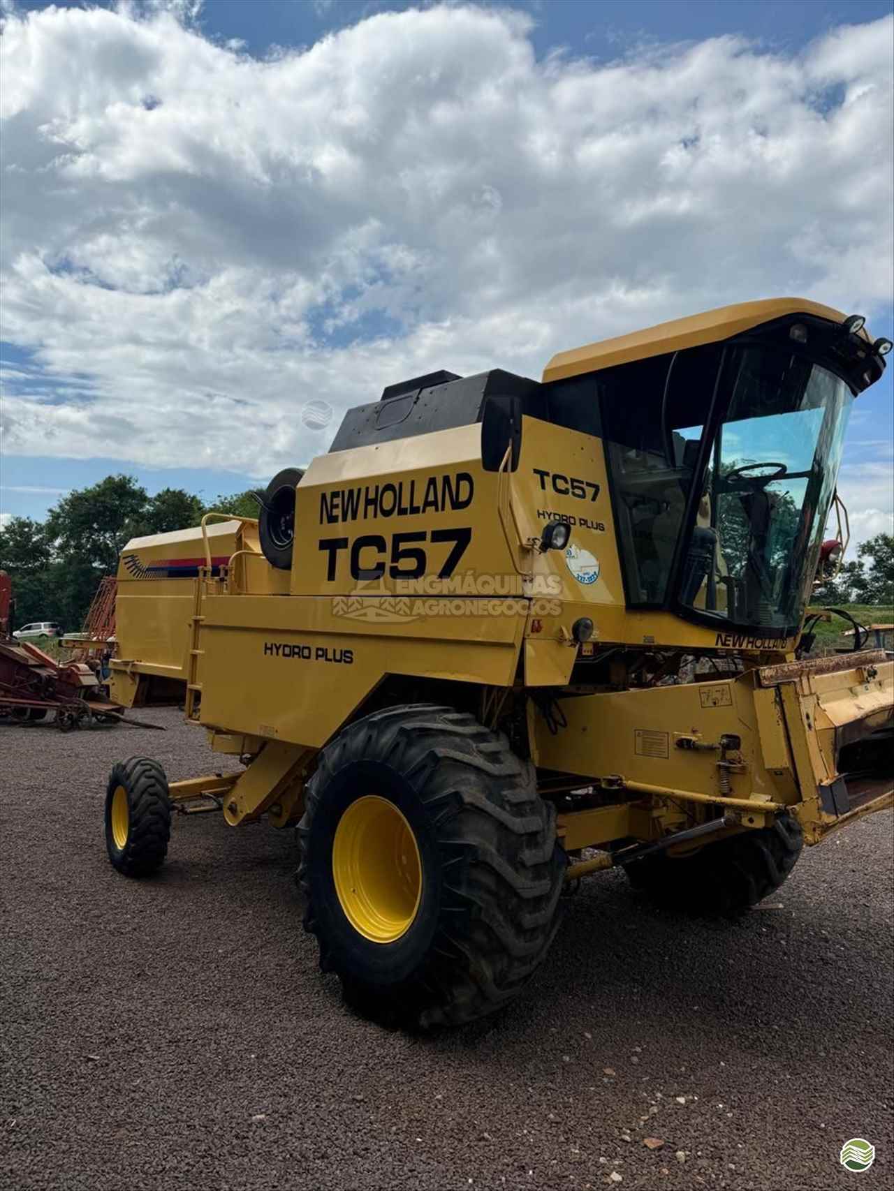 COLHEITADEIRA NEW HOLLAND TC 57 Engmáquinas Agrícolas CASCAVEL PARANÁ PR