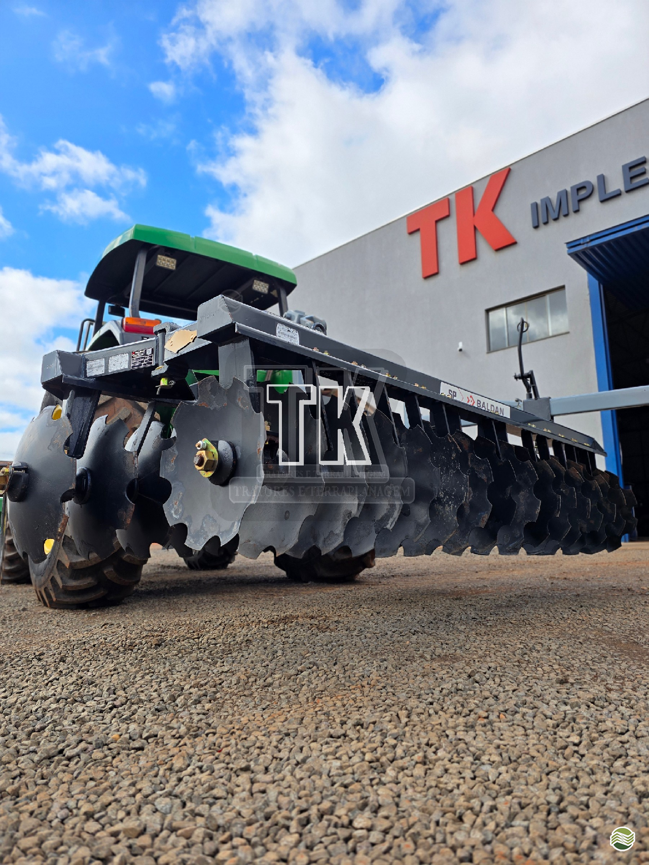 IMPLEMENTOS AGRICOLAS GRADE NIVELADORA NIVELADORA 32 DISCOS TK Tratores NOVA ANDRADINA MATO GROSSO DO SUL MS