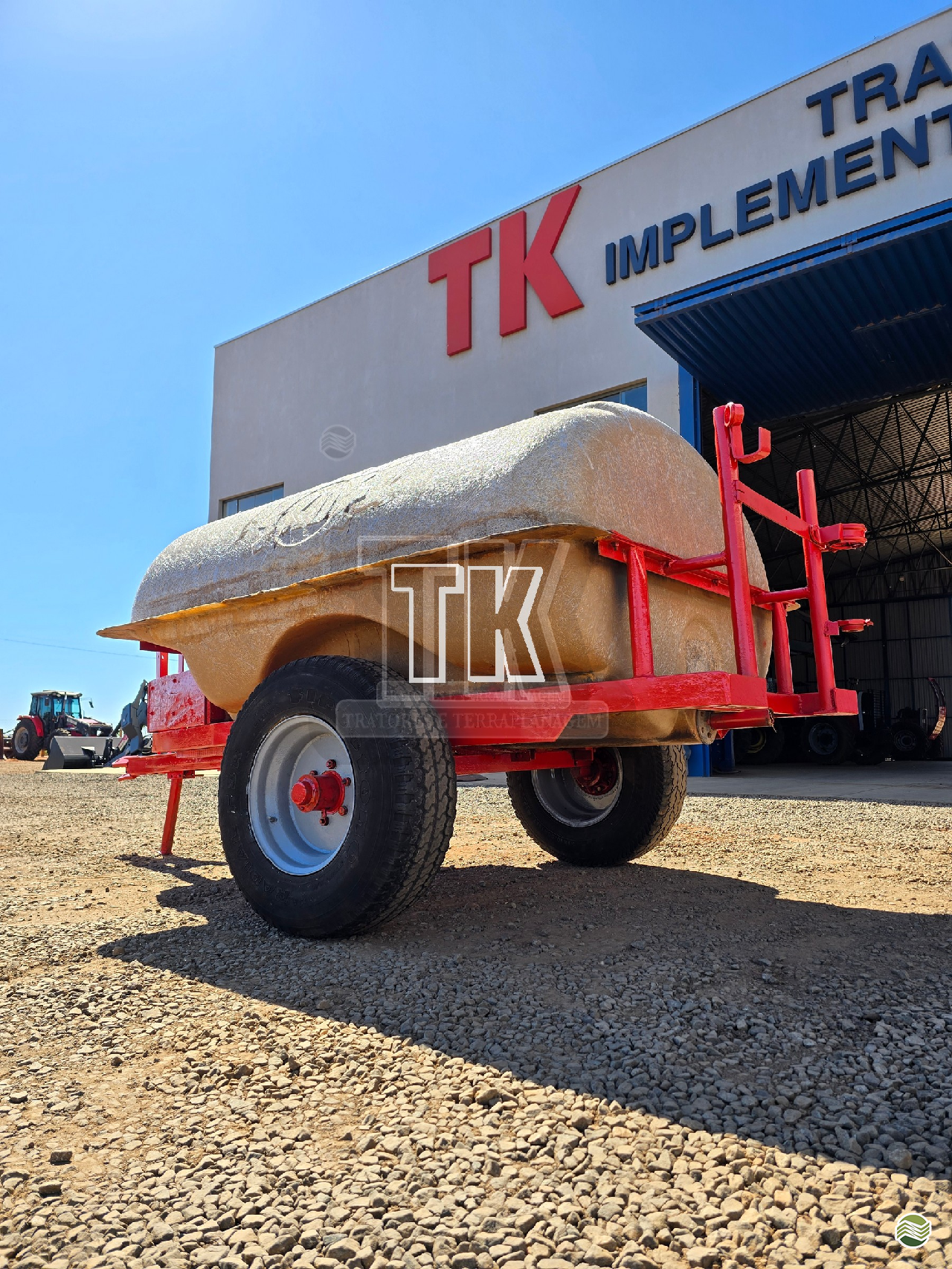 IMPLEMENTOS AGRICOLAS CARRETA TANQUE TANQUE 2000 LITROS TK Tratores NOVA ANDRADINA MATO GROSSO DO SUL MS