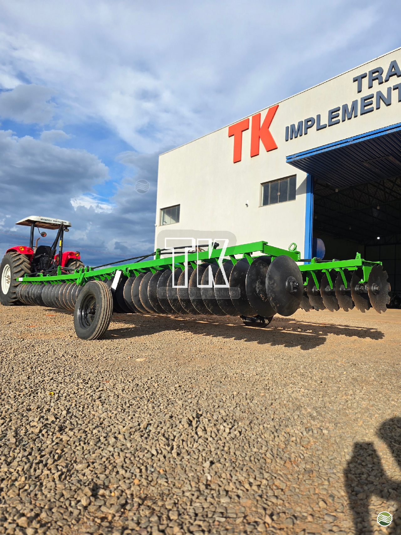 IMPLEMENTOS AGRICOLAS GRADE NIVELADORA NIVELADORA 80 DISCOS TK Tratores NOVA ANDRADINA MATO GROSSO DO SUL MS