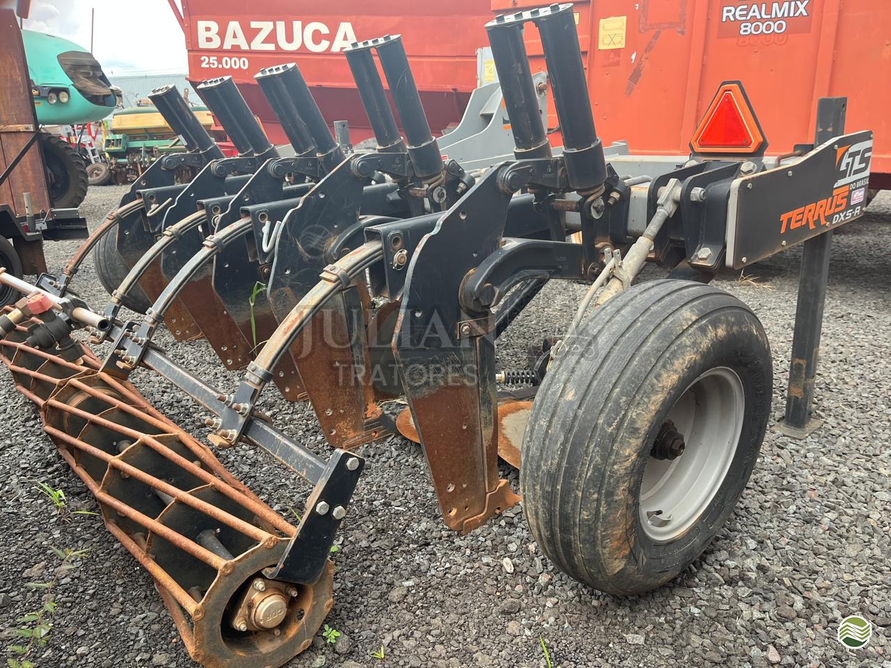 IMPLEMENTOS AGRICOLAS SUBSOLADOR 5 HASTES Juliano Tratores UBERABA MINAS GERAIS MG