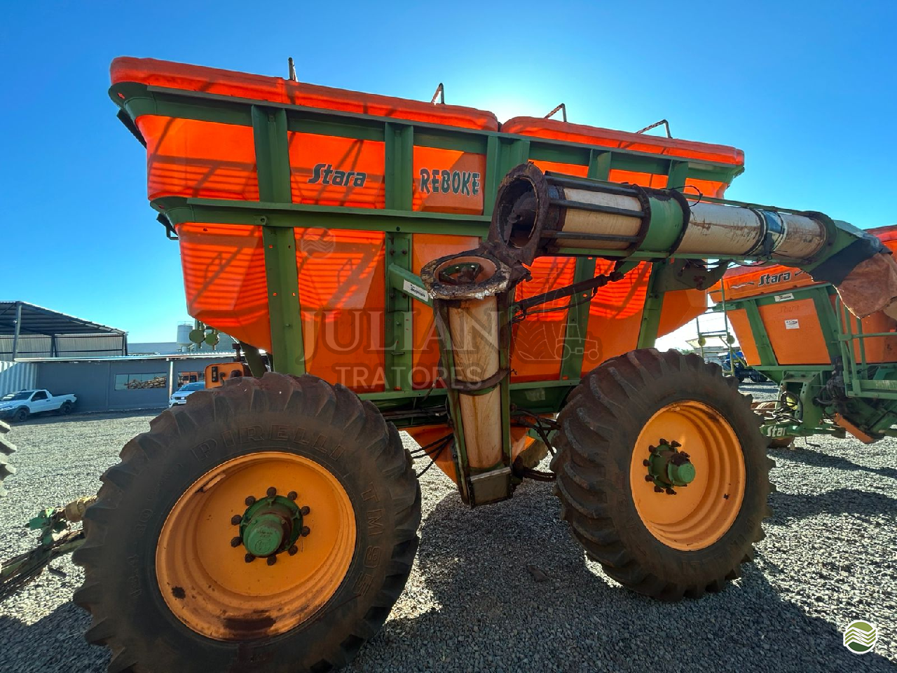 IMPLEMENTOS AGRICOLAS DISTRIBUIDOR DISTRIBUIDOR 18000 Juliano Tratores UBERABA MINAS GERAIS MG