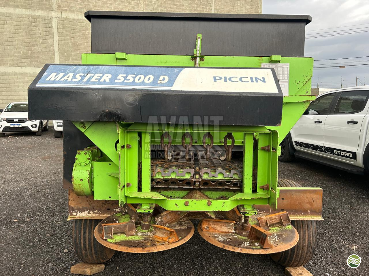 IMPLEMENTOS AGRICOLAS DISTRIBUIDOR CALCÁRIO 5500 Kg Avant Máquinas Agrícolas UBERABA MINAS GERAIS MG