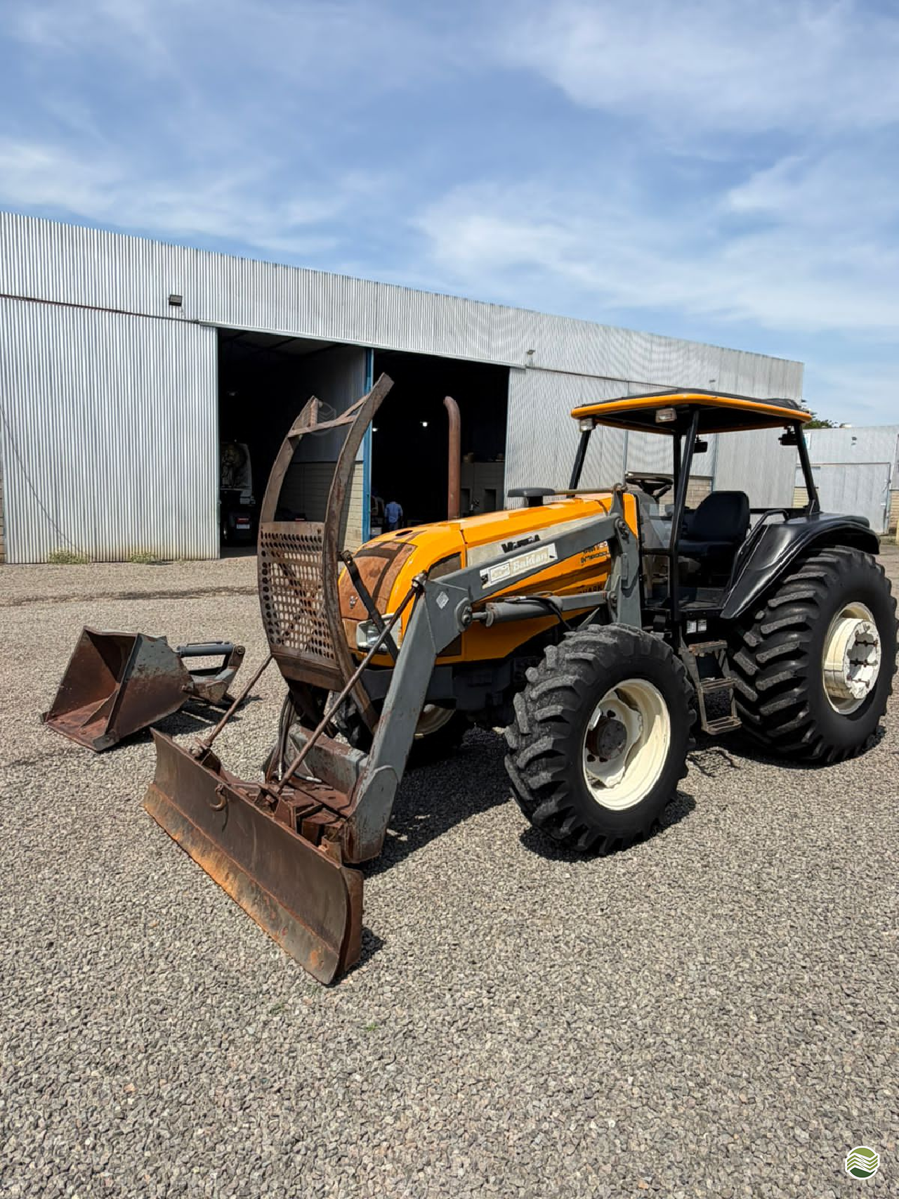 TRATOR VALTRA VALTRA BM 125 Tração 4x4 Agro Novaes Máquinas Agrícolas FERNANDOPOLIS SÃO PAULO SP