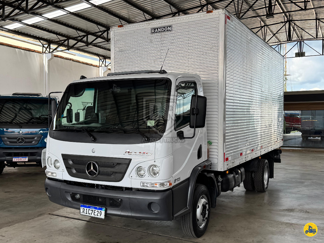 CAMINHAO MERCEDES-BENZ MB 815 Baú Furgão 3/4 4x2 OR Autos e Trucks PICOS PIAUÍ PI