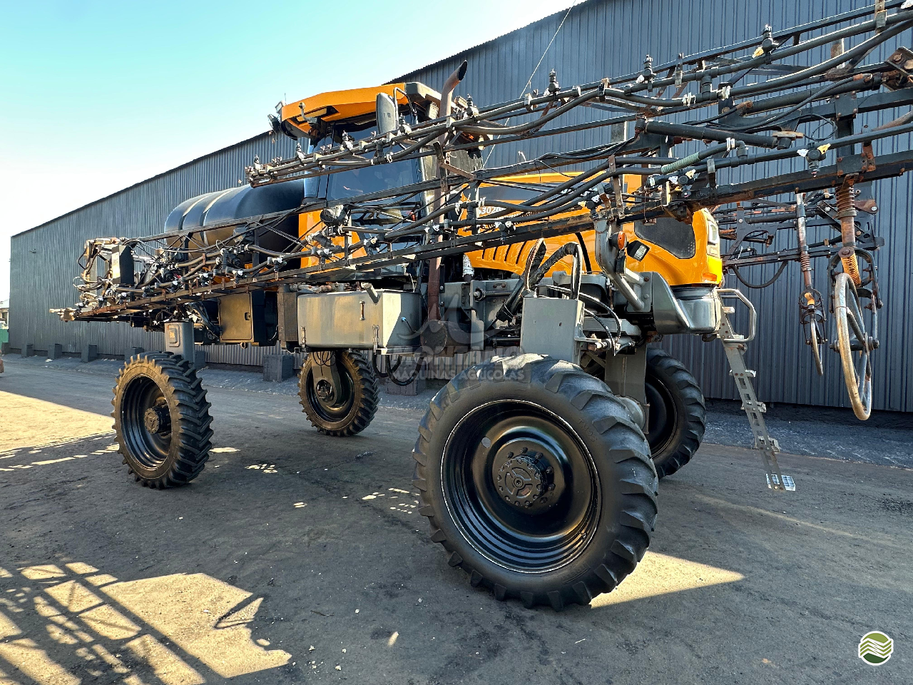 PULVERIZADOR VALTRA BS 3020 GRAOS Montano Máquinas Agrícolas LAGOA VERMELHA RIO GRANDE DO SUL RS