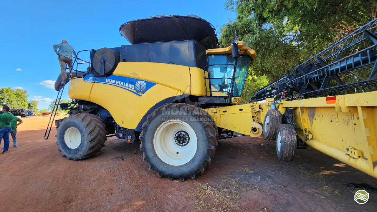 COLHEITADEIRA NEW HOLLAND CR 8090 Montano Máquinas Agrícolas LAGOA VERMELHA RIO GRANDE DO SUL RS