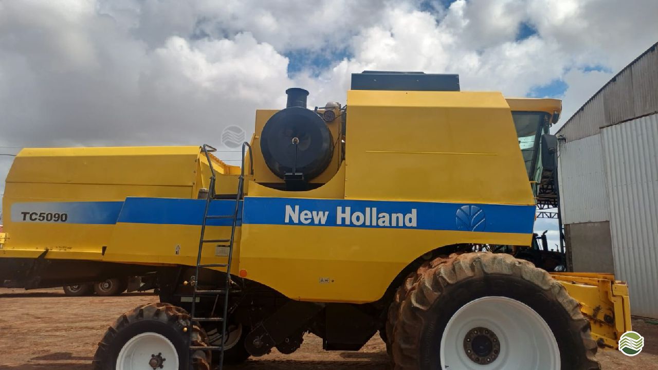 COLHEITADEIRA NEW HOLLAND TC 5090