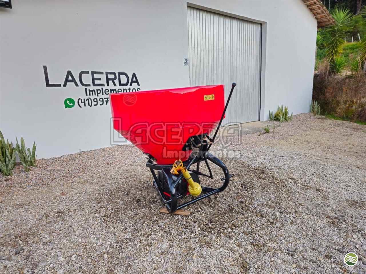 IMPLEMENTOS AGRICOLAS DISTRIBUIDOR ADUBADORA E SEMEADORA PENDULAR Lacerda Implementos QUITANDINHA PARANÁ PR