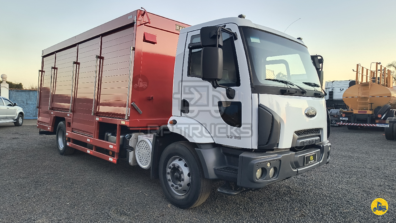 CAMINHAO FORD CARGO 1719 Baú Bebidas Toco 4x2 RP Trucks CRAVINHOS SÃO PAULO SP