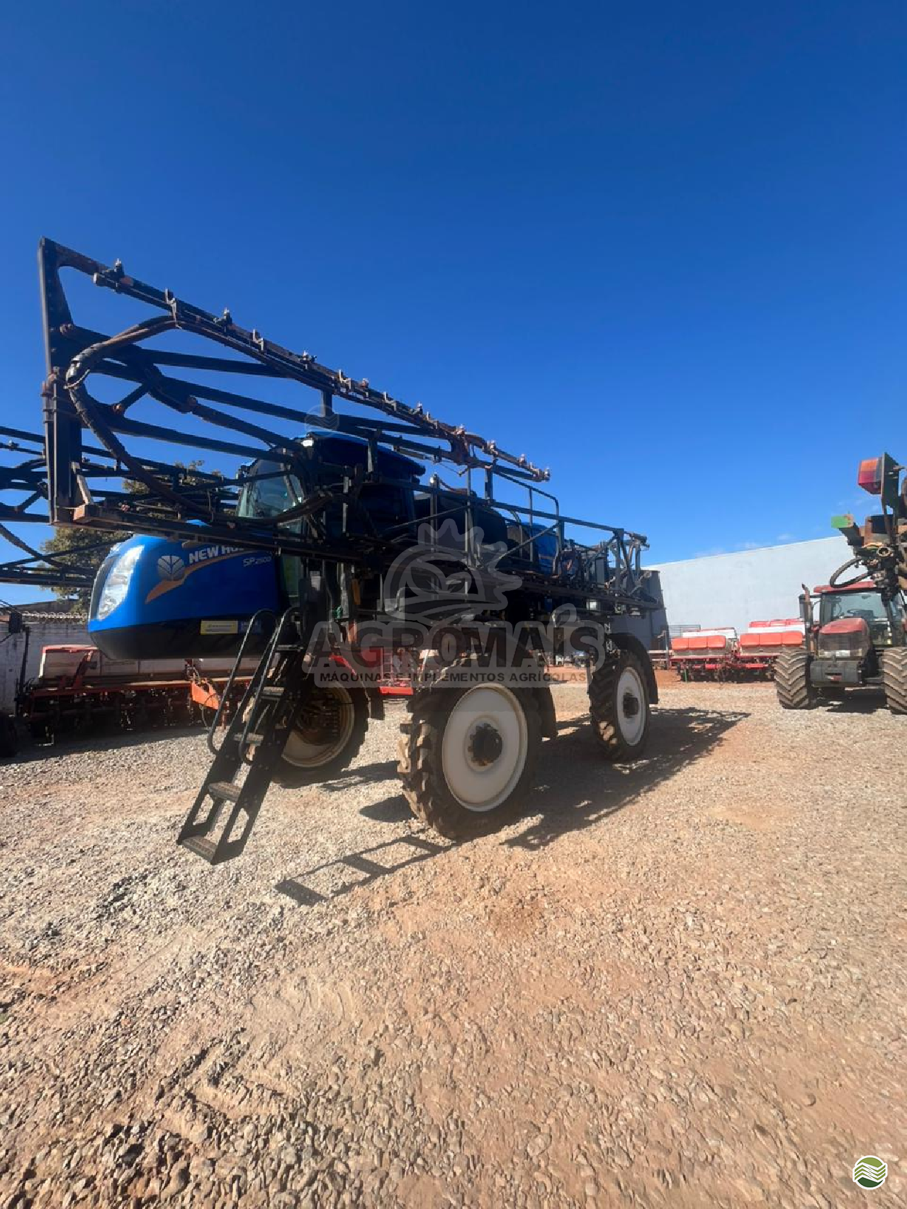 PULVERIZADOR NEW HOLLAND SP2500 Tração 4x4 Agromais Máquinas e Implementos  CRISTALINA GOIAS GO