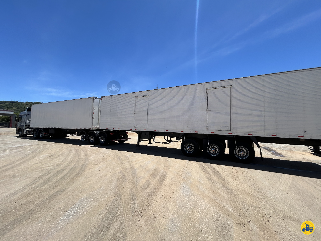 CARRETA BITREM 9 EIXOS BAU FURGAO Expresso Oliveira OLIVEIRA MINAS GERAIS MG