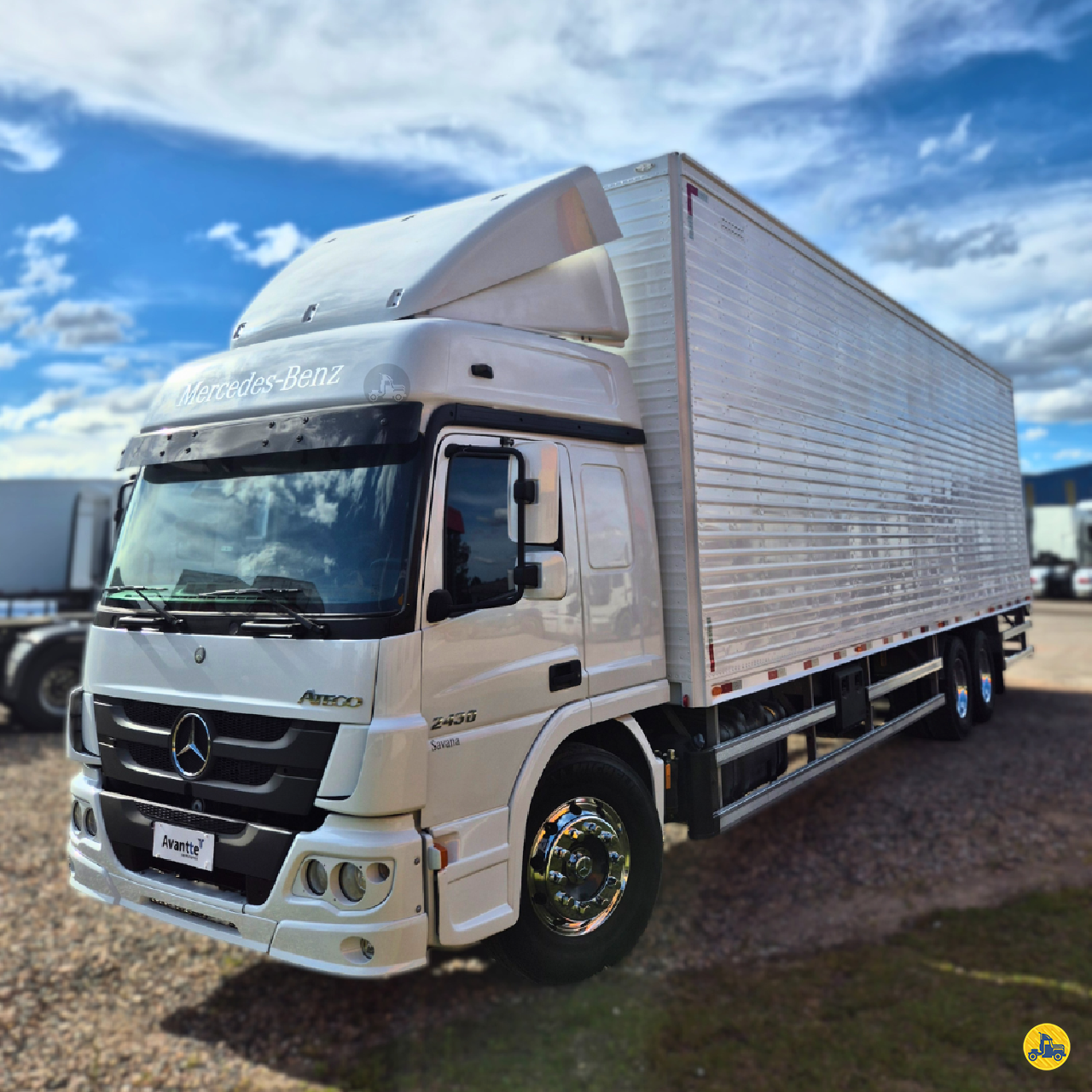 CAMINHAO MERCEDES-BENZ MB 2430 Baú Furgão Truck 6x2 Avantte Seminovos SAO JOSE DOS PINHAIS PARANÁ PR