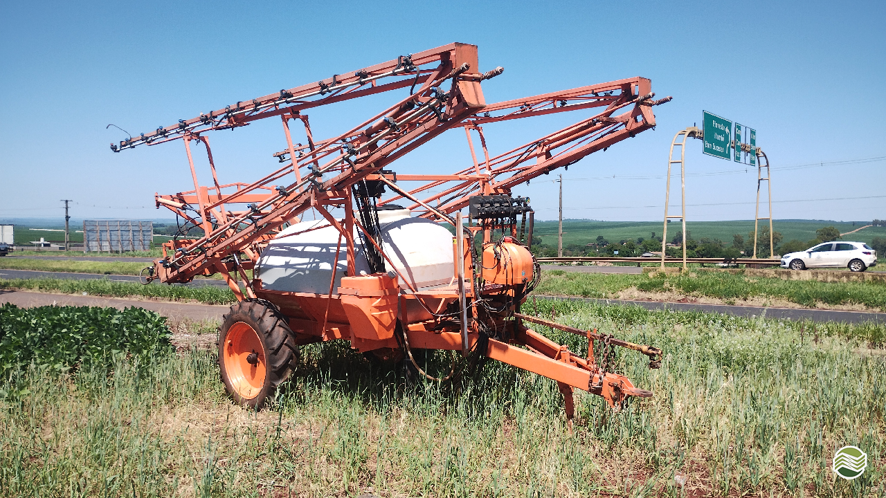 IMPLEMENTOS AGRICOLAS PULVERIZADOR 2000L CLM Máquinas Agrícolas FLORESTA PARANÁ PR