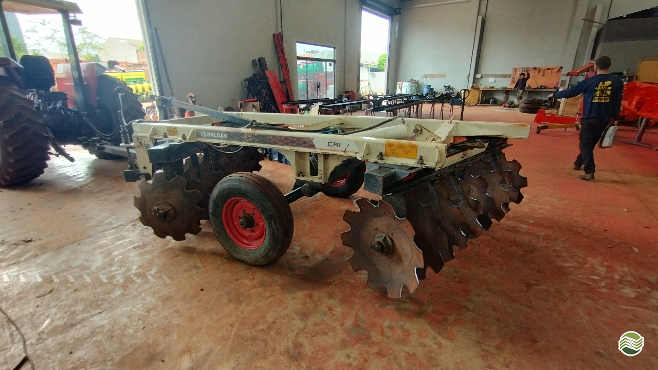 IMPLEMENTOS AGRICOLAS GRADE NIVELADORA NIVELADORA 16 DISCOS CLM Máquinas Agrícolas FLORESTA PARANÁ PR