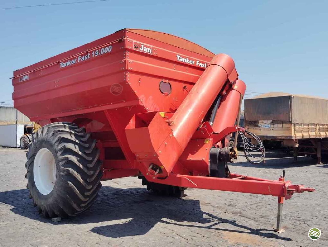 IMPLEMENTOS AGRICOLAS CARRETA BAZUKA  GRANELEIRA 19000 CLM Máquinas Agrícolas FLORESTA PARANÁ PR