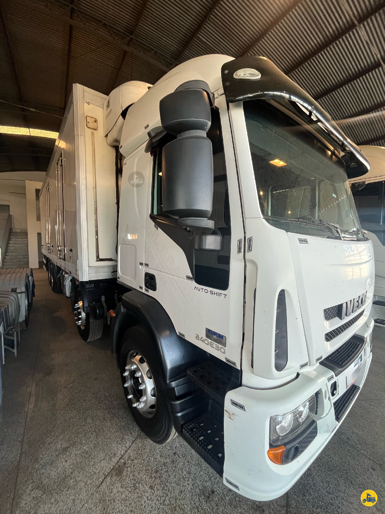 CAMINHAO IVECO TECTOR 240E30 Baú Frigorífico BiTruck 8x2 Pátio 43 ARAPONGAS PARANÁ PR