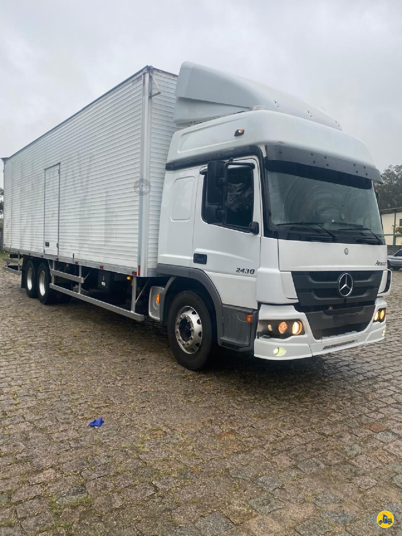 CAMINHAO MERCEDES-BENZ MB 2430 Baú Furgão Truck 6x2 Pátio 43 ARAPONGAS PARANÁ PR