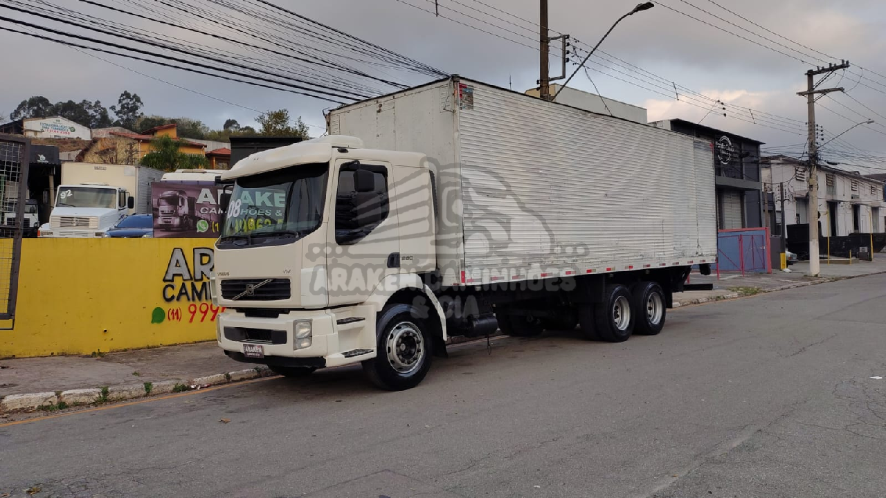 CAMINHAO VOLVO VOLVO VM 260 Baú Furgão Truck 6x2 Araken Caminhões e Cia CAJAMAR SÃO PAULO SP