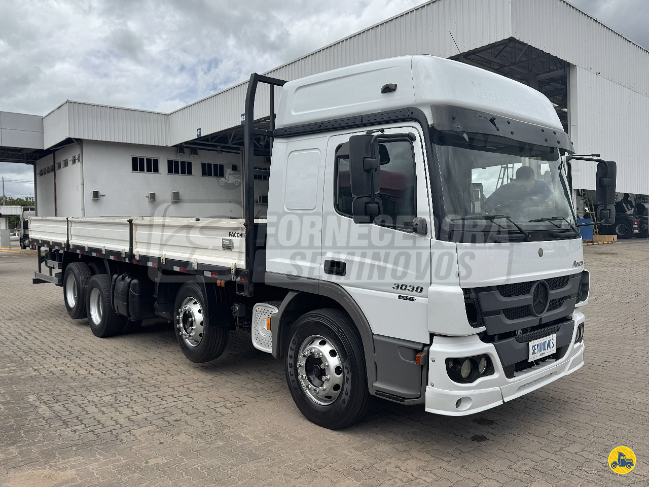 CAMINHAO MERCEDES-BENZ MB 3030 Carga Seca BiTruck 8x2 DAF Fornecedora Seminovos ITAITINGA CEARÁ CE