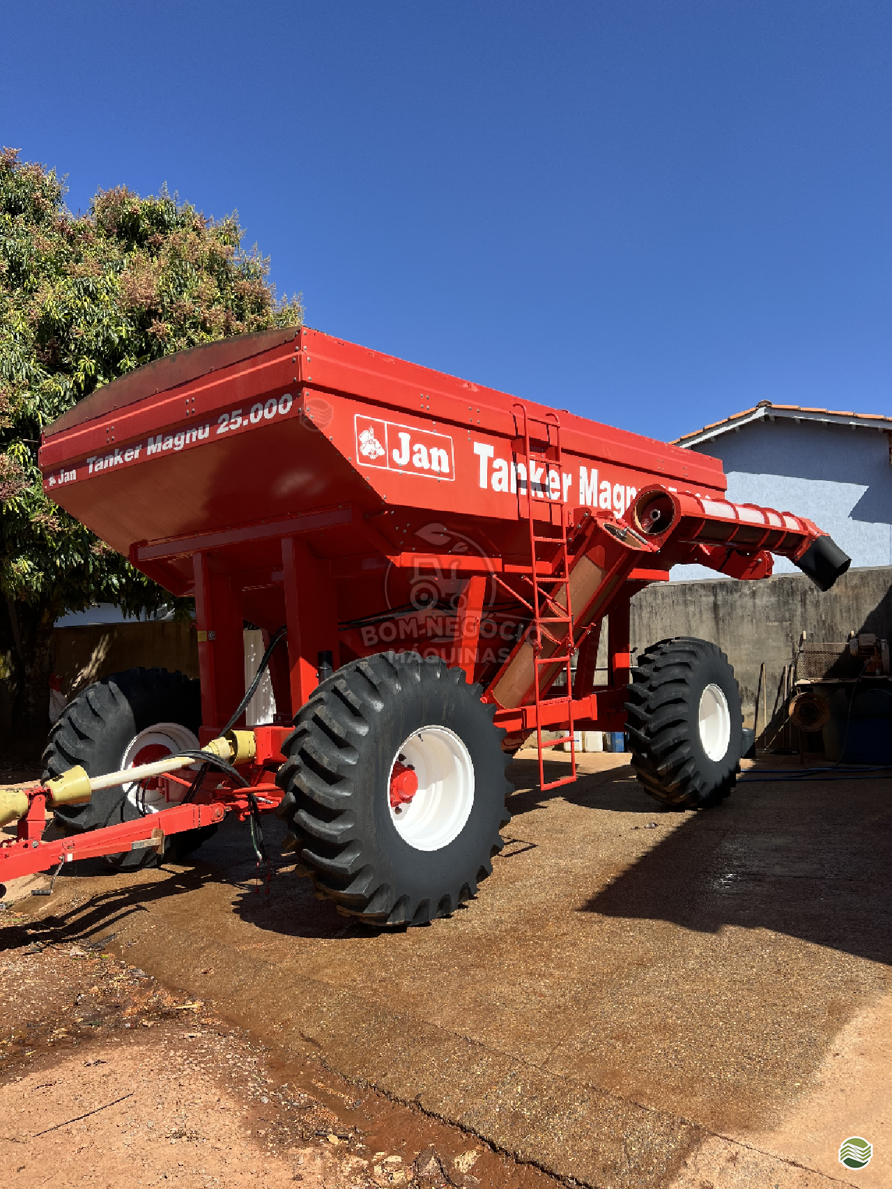 IMPLEMENTOS AGRICOLAS CARRETA BAZUKA GRANELEIRA 25000 Bom Negócio Máquinas MONTE CARMELO MINAS GERAIS MG