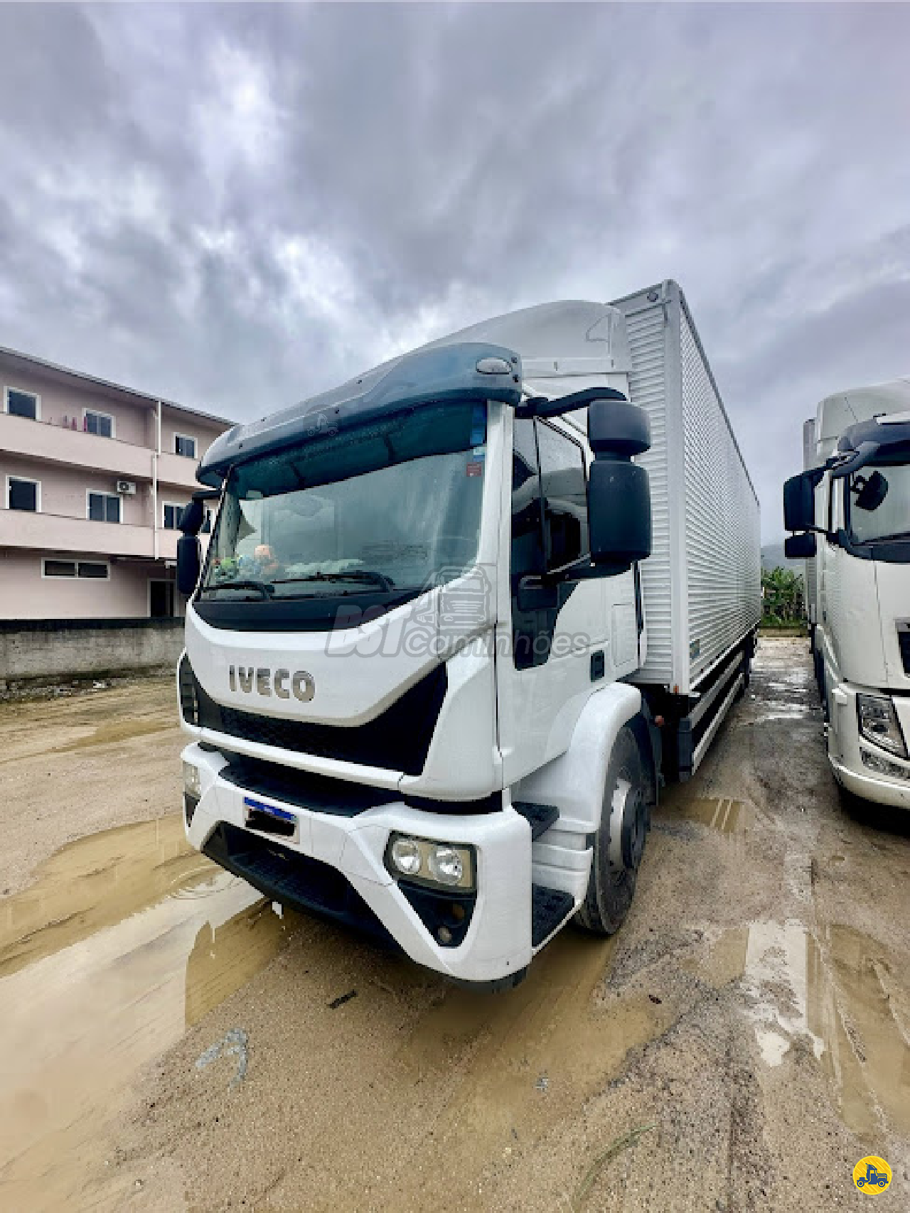 CAMINHAO IVECO TECTOR 240E28 Baú Furgão Truck 6x2 BST Caminhões TIJUCAS SANTA CATARINA SC