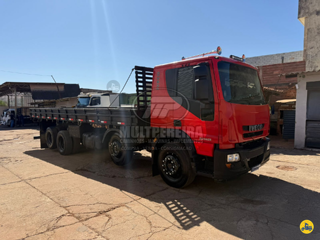CAMINHAO IVECO TECTOR 240E25 Carga Seca BiTruck 8x2 Multpereira Caminhões GOIANIA GOIAS GO