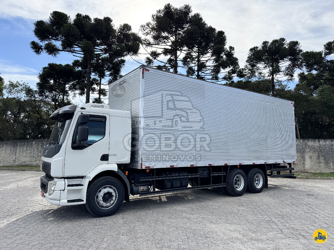 CAMINHAO VOLVO VOLVO VM 270 Baú Furgão Truck 6x2 Gobor Seminovos CAMPO LARGO PARANÁ PR