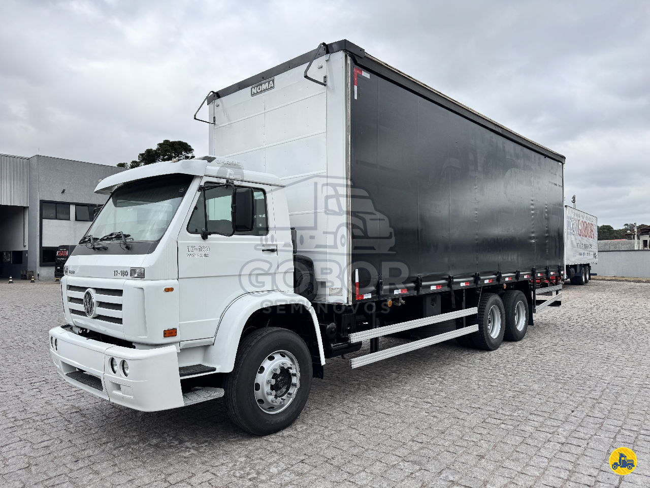 CAMINHAO VOLKSWAGEN VW 17180 Baú Sider Truck 6x2 Gobor Seminovos CAMPO LARGO PARANÁ PR