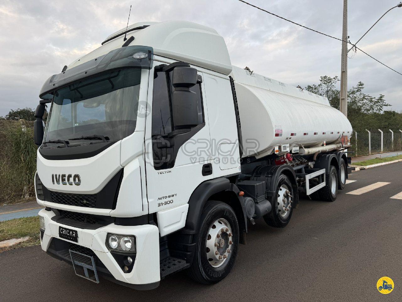 CAMINHAO IVECO TECTOR 31 300 Tanque Aço BiTruck 8x2 Cricar Veículos ARAPONGAS PARANÁ PR