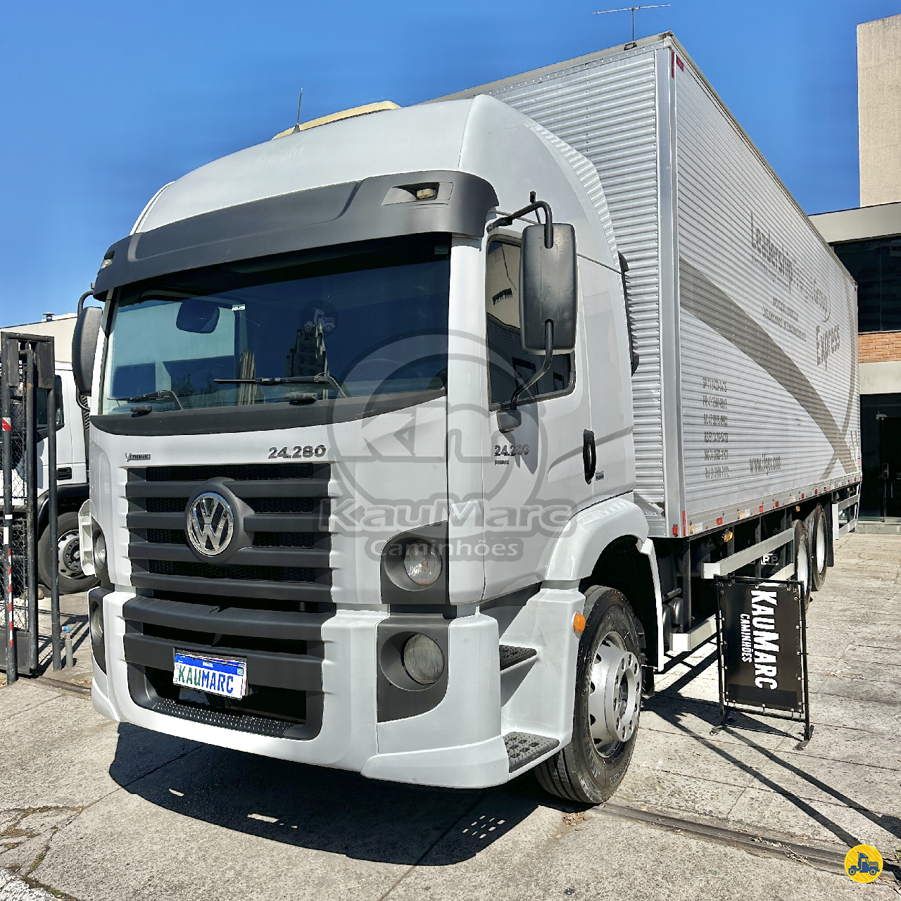 CAMINHAO VOLKSWAGEN VW 24280 Baú Furgão Truck 6x2 Kaumarc Caminhões SAO PAULO SÃO PAULO SP