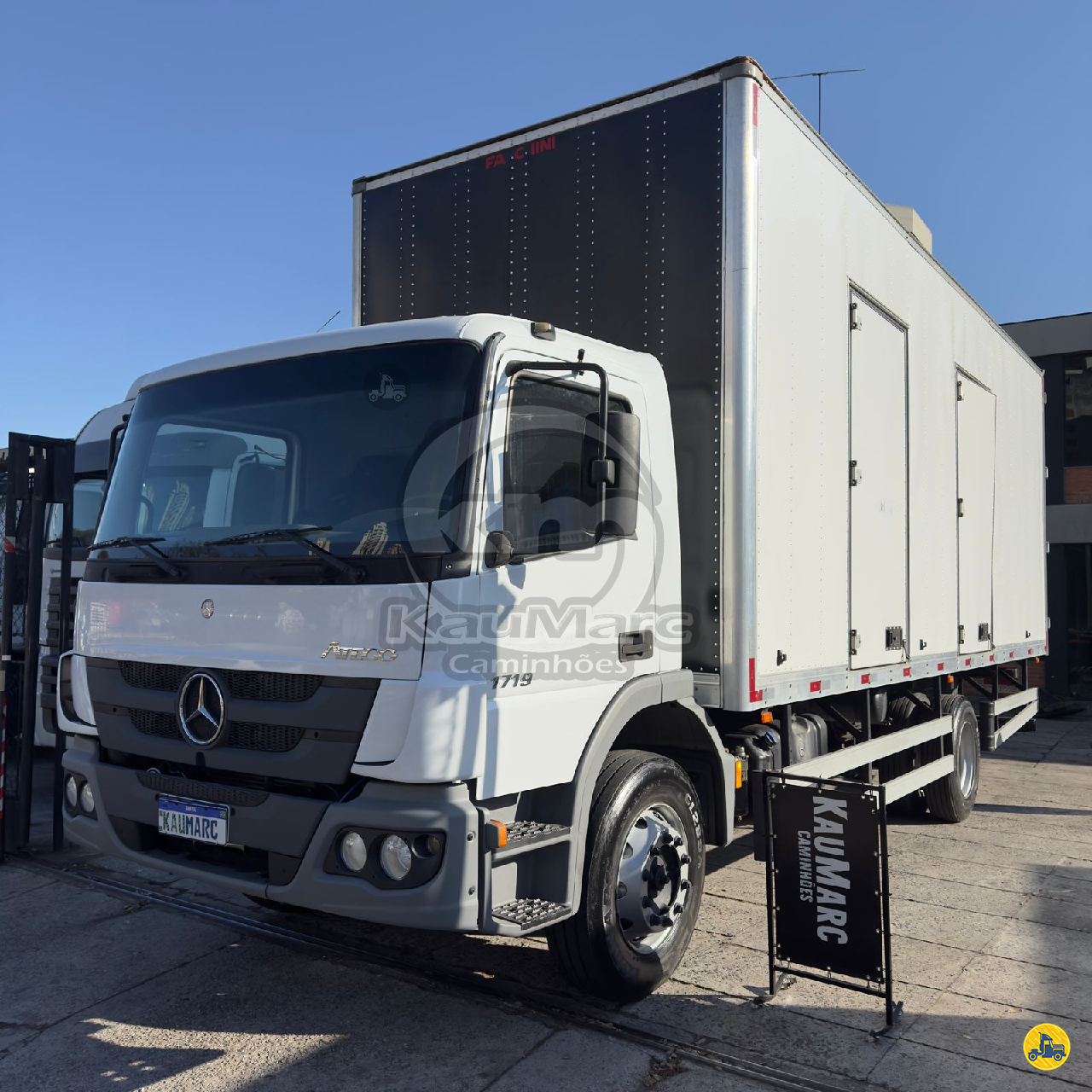 CAMINHAO MERCEDES-BENZ MB 1719 Baú Furgão 3/4 4x2 Kaumarc Caminhões SAO PAULO SÃO PAULO SP