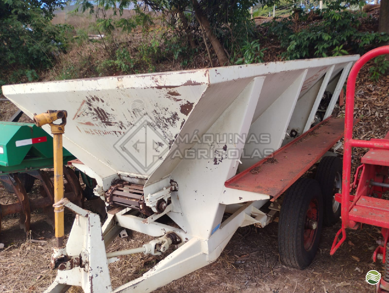 IMPLEMENTOS AGRICOLAS DISTRIBUIDOR CALCÁRIO 5500 Kg GP Máquinas Agrícolas MARINGA PARANÁ PR