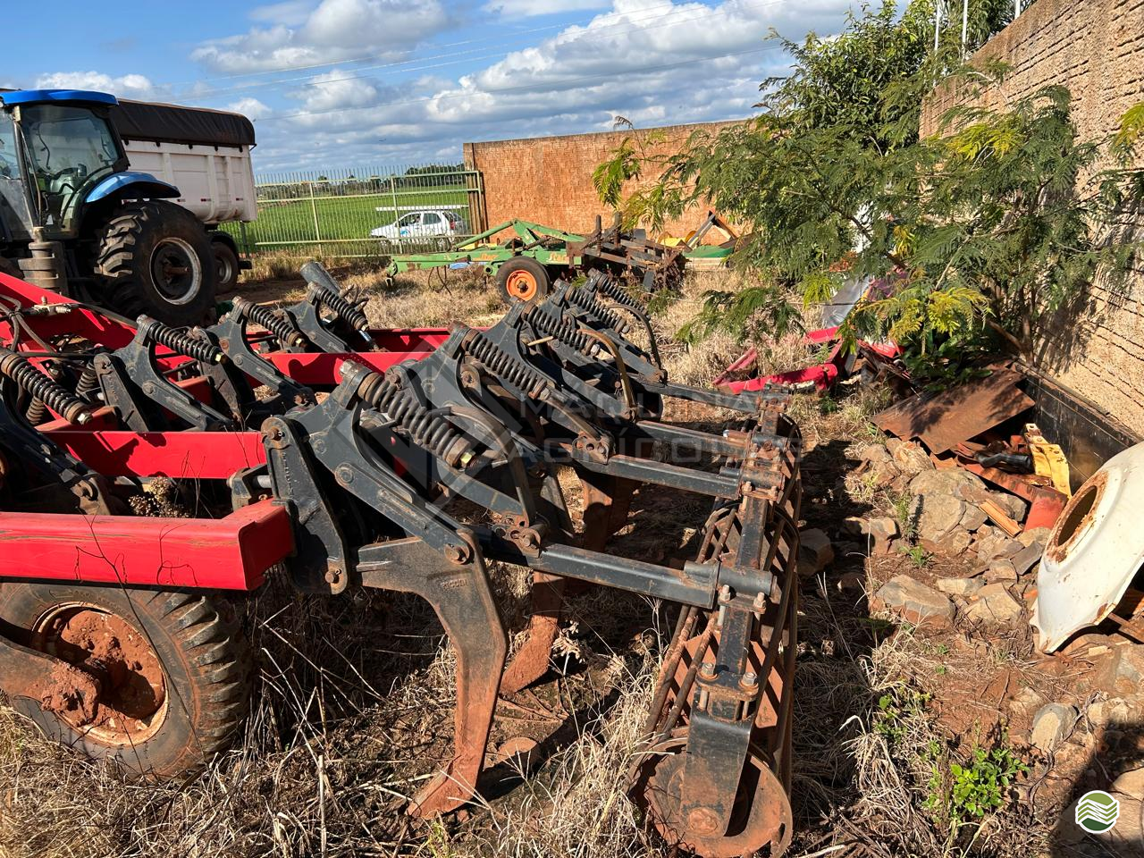 IMPLEMENTOS AGRICOLAS ESCARIFICADOR 9 HASTES DISCO CORTE  GP Máquinas Agrícolas MARINGA PARANÁ PR