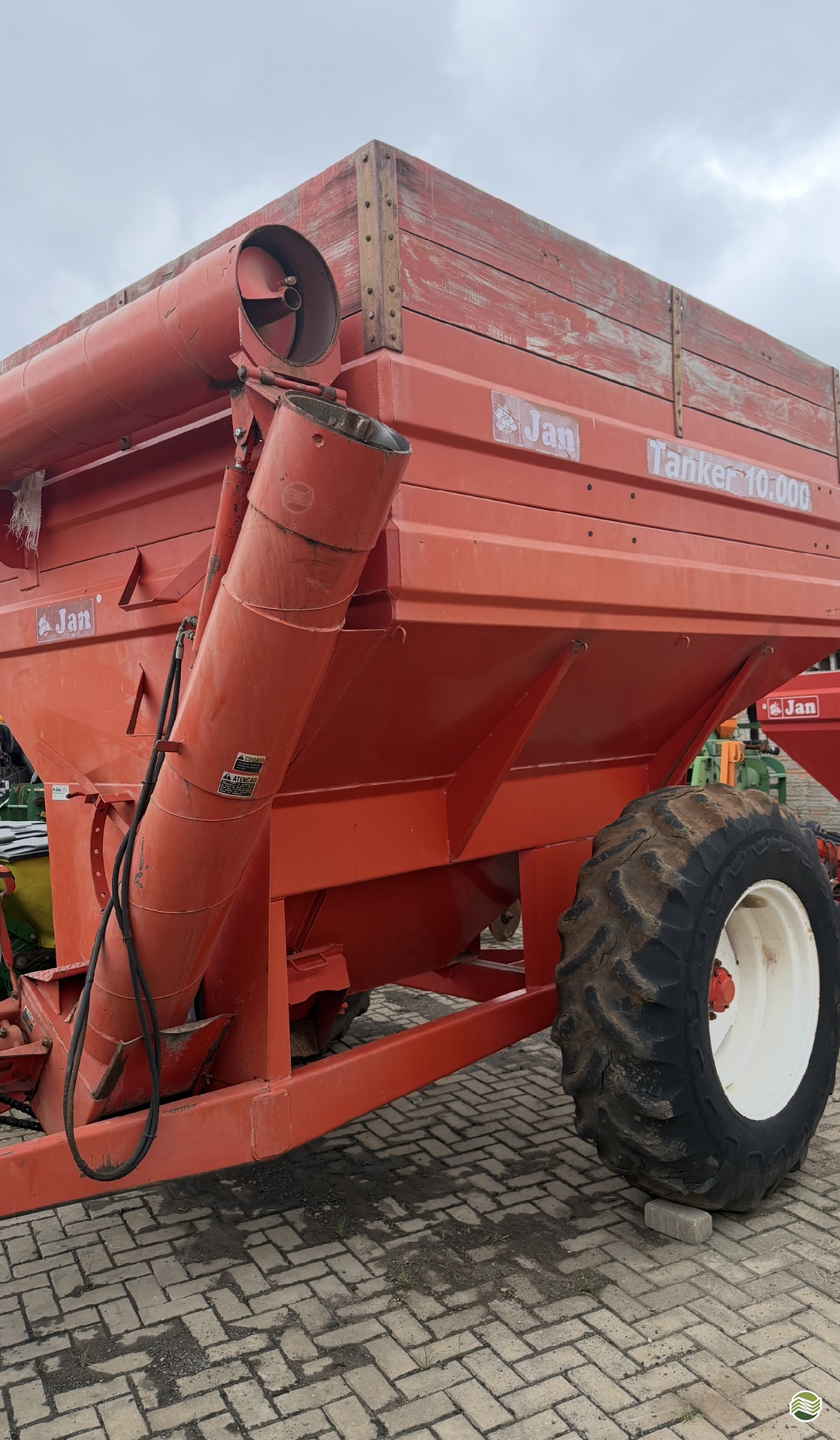IMPLEMENTOS AGRICOLAS CARRETA BAZUKA GRANELEIRA 10000 A.M. Máquinas Agrícolas   PONTA GROSSA PARANÁ PR