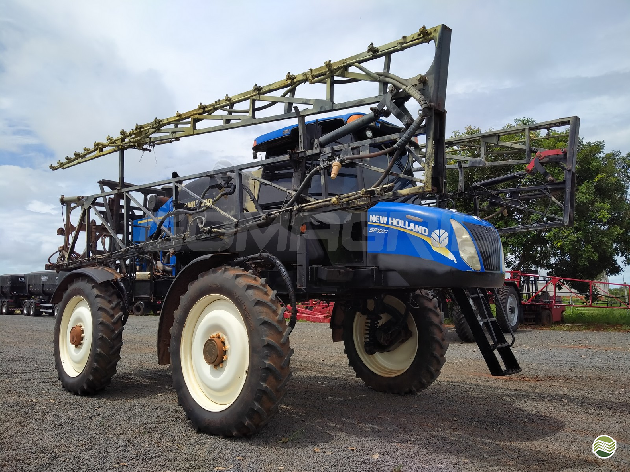 PULVERIZADOR NEW HOLLAND SP3500 Tração 4x4 Gomagril Máquinas Agrícolas TANGARA DA SERRA MATO GROSSO MT
