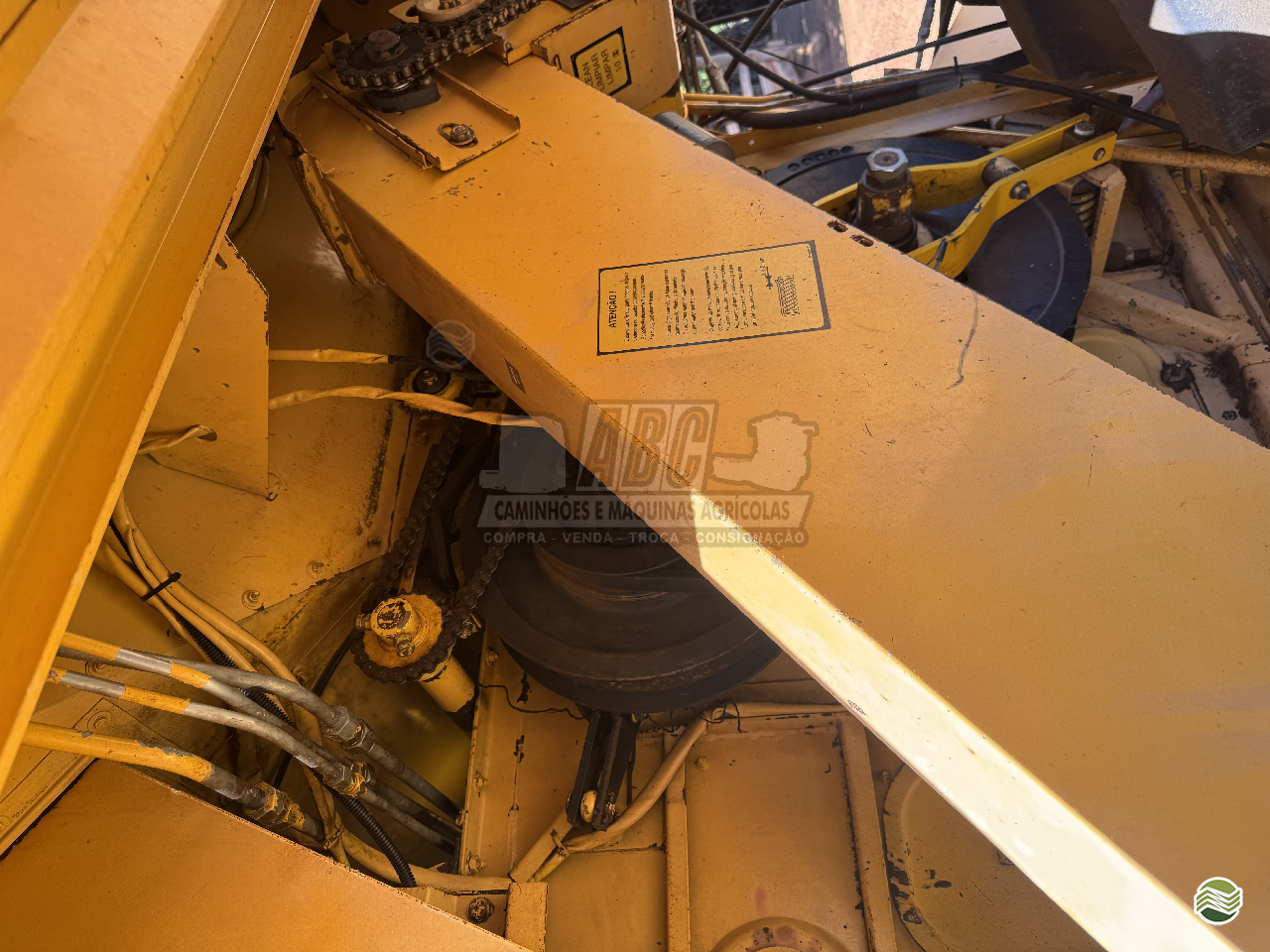 COLHEITADEIRA NEW HOLLAND TC 57 ABC Caminhões e Máquinas Agrícolas  ITUMBIARA GOIAS GO