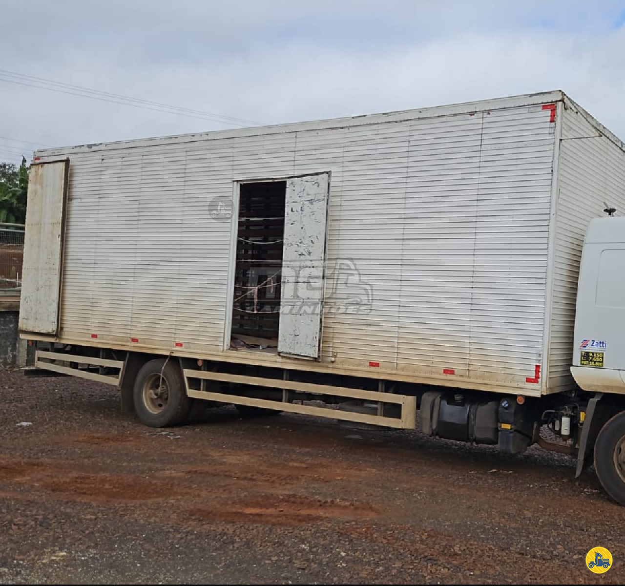 CARROCERIA SOBRE CHASSI  TOCO BAU FURGAO MG Caminhões CASCAVEL PARANÁ PR