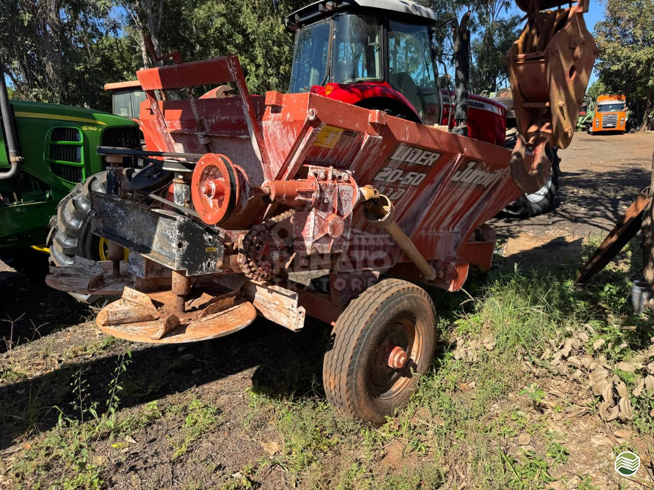 IMPLEMENTOS AGRICOLAS DISTRIBUIDOR CALCÁRIO 2500 Kg Renato Tratores SERTAOZINHO SÃO PAULO SP