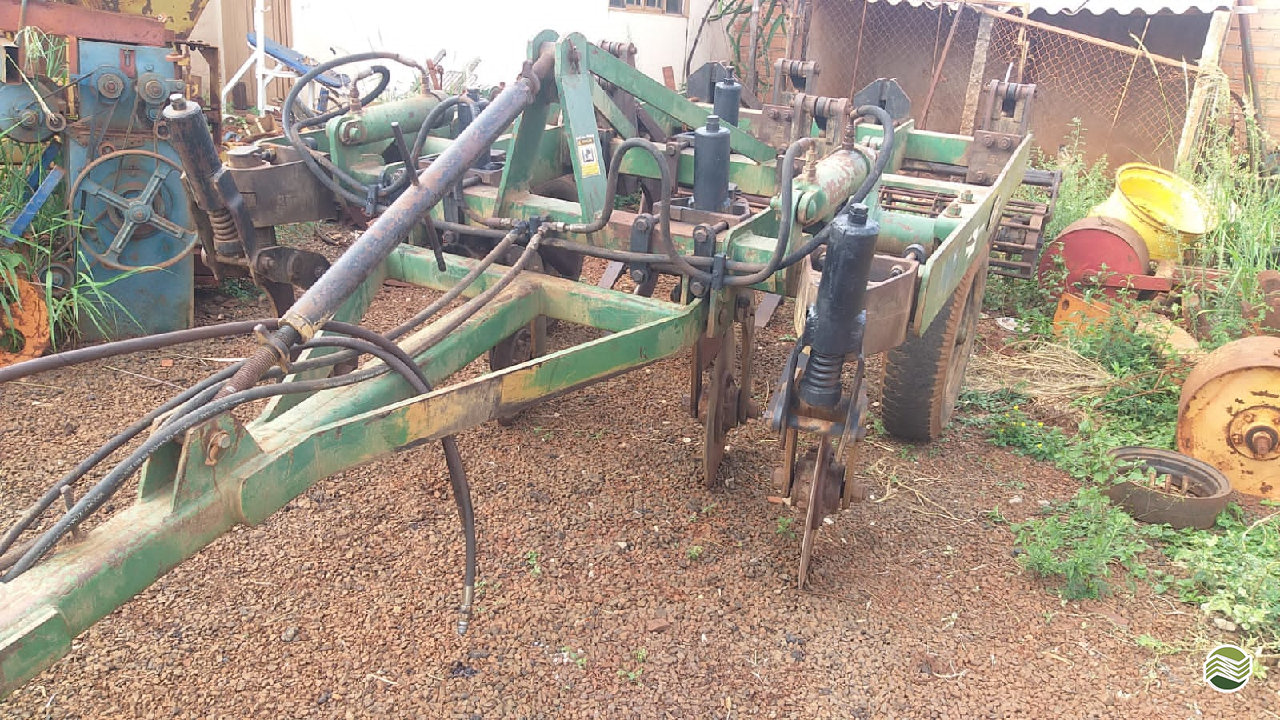 IMPLEMENTOS AGRICOLAS SUBSOLADOR 5 HASTES DISCO CORTE Renato Tratores SERTAOZINHO SÃO PAULO SP