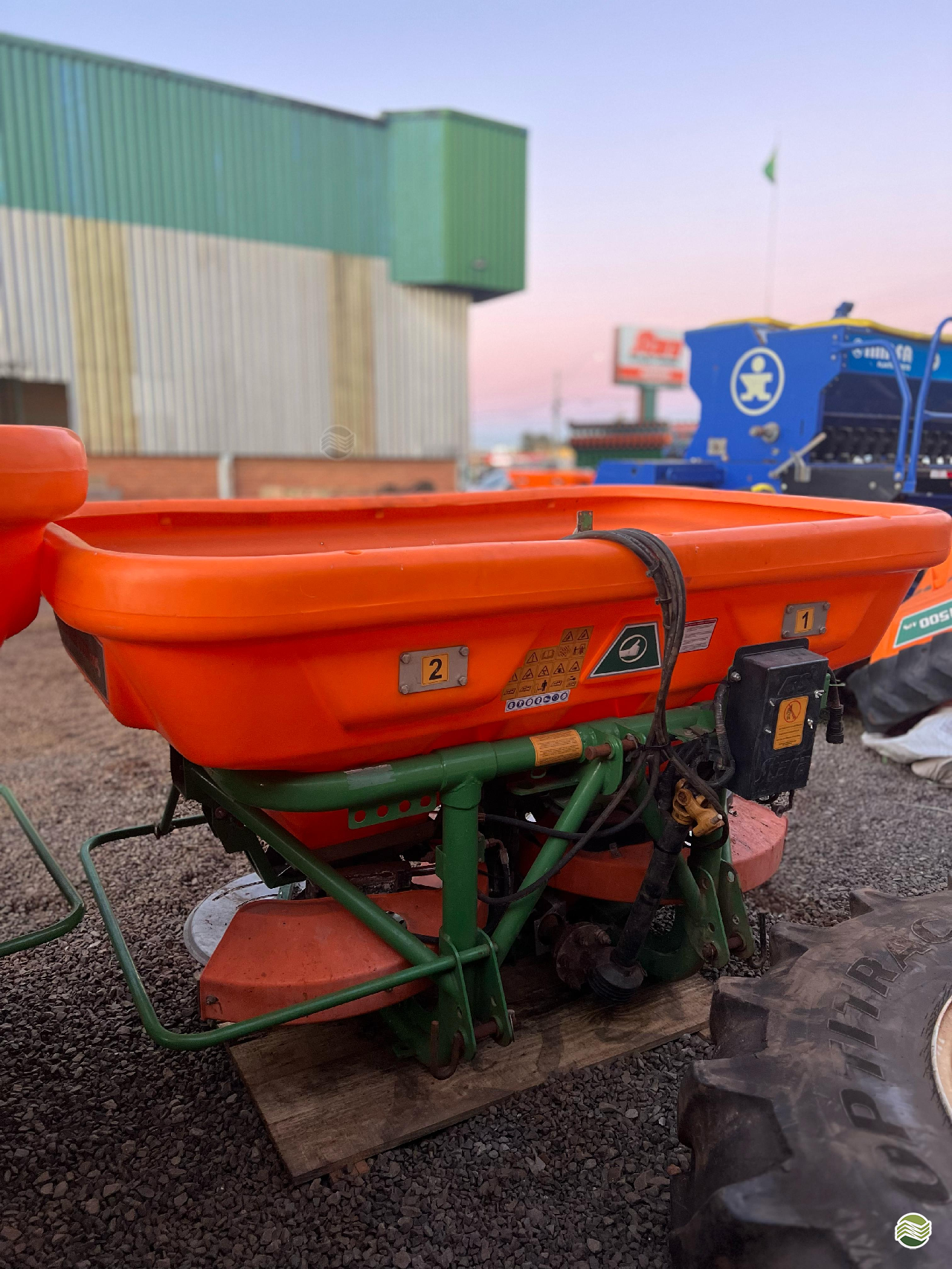 IMPLEMENTOS AGRICOLAS DISTRIBUIDOR TWISTER 1500 APS Atacado Agrisser VACARIA RIO GRANDE DO SUL RS