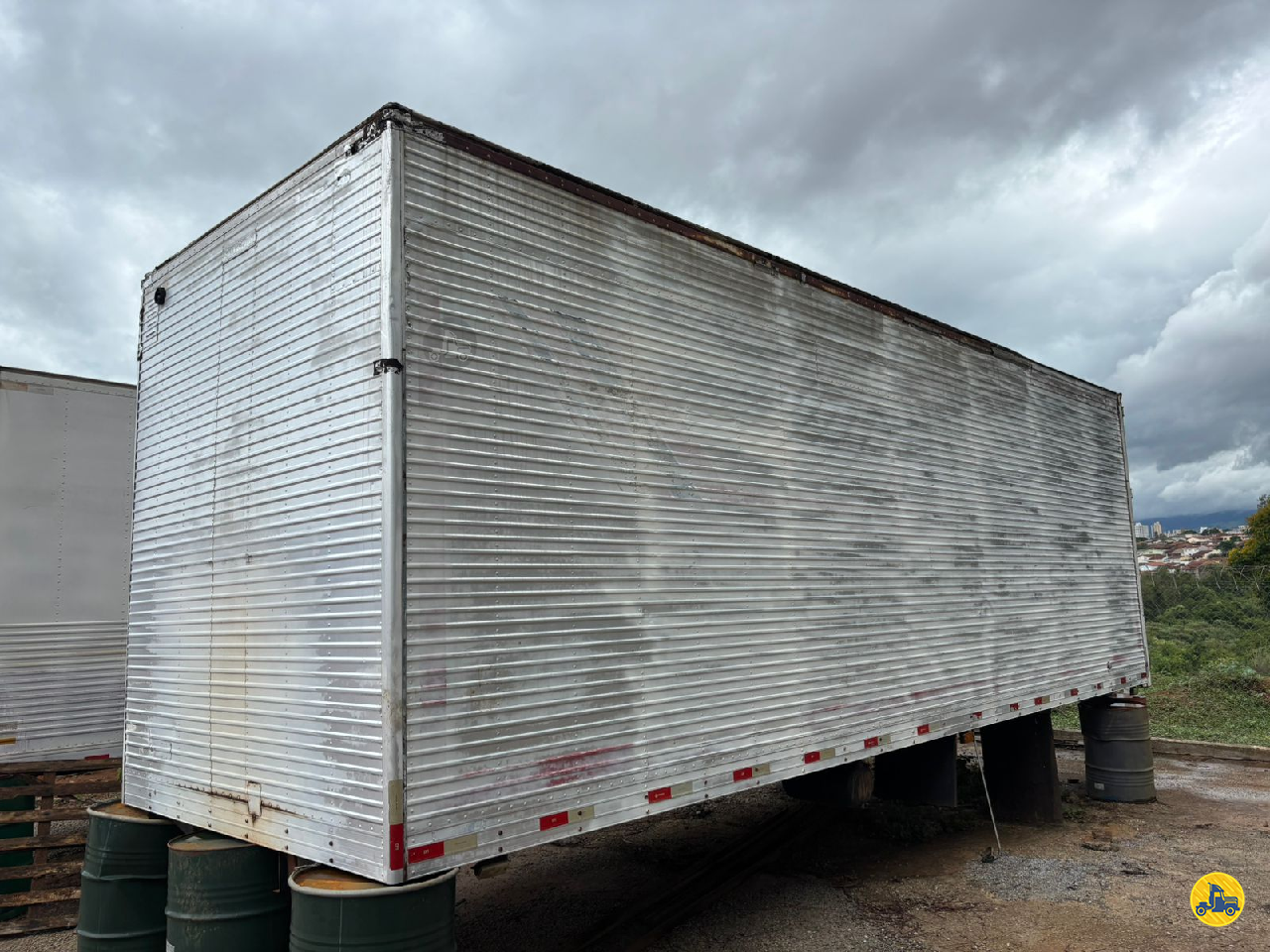 CARROCERIA SOBRE CHASSI  TRUCK BAU FURGAO Cesar Caminhões SAO JOAO DA BOA VISTA SÃO PAULO SP